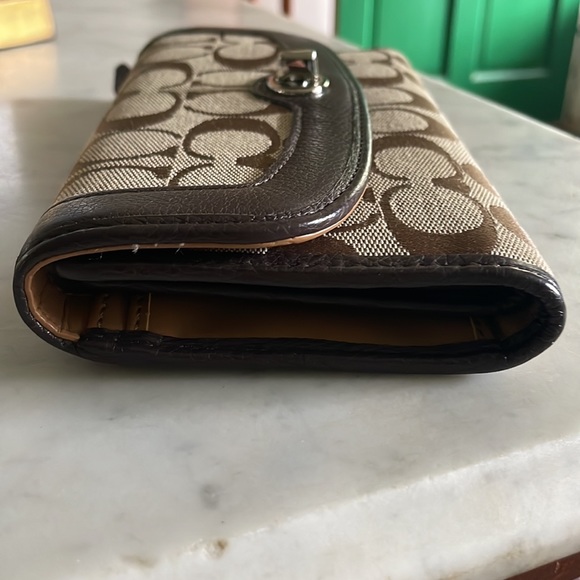 LIKE NEW $228 Pristine COACH Signature Checkbook Wallet 🩷LIVE show item - Picture 4 of 6